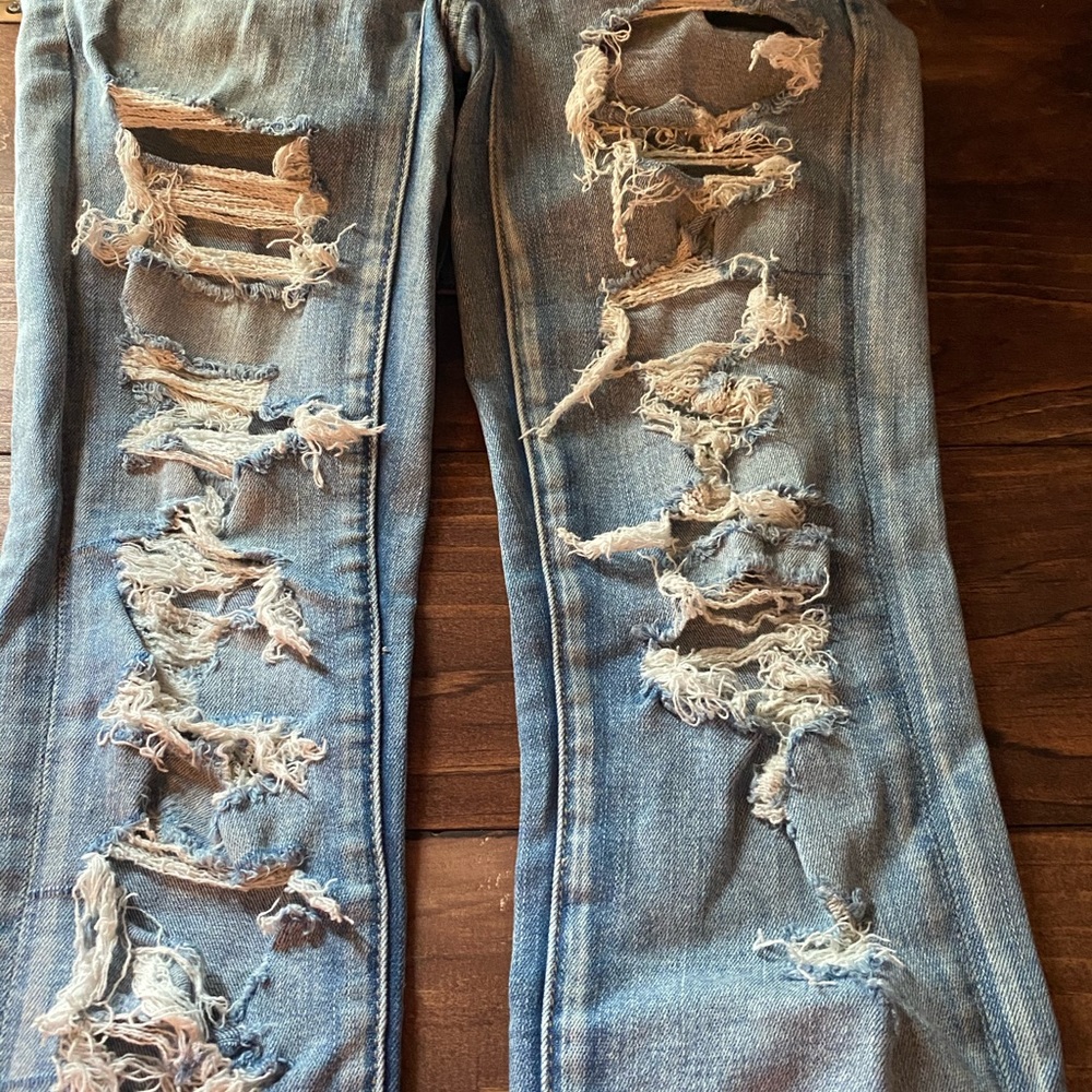 Light wash American Eagle ripped jeans